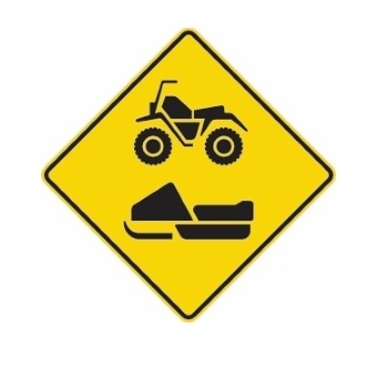 Passage rapproché de motoneiges et de véhicules tout terrain