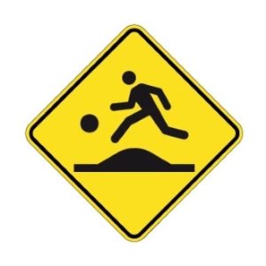 Signal avancé d'un terrain de jeu ou de passage près, sur dos d'âne allongé