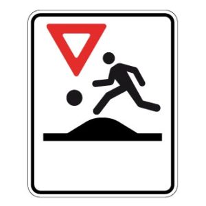 Passage pour enfants près d'un terrain de jeux sur dos d'âne allongé