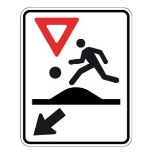 Passage pour enfants près d'un terrain de jeux sur dos d'âne allongé